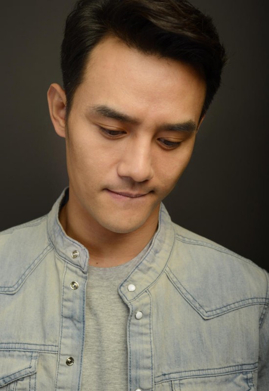 娇羞咬唇的王凯