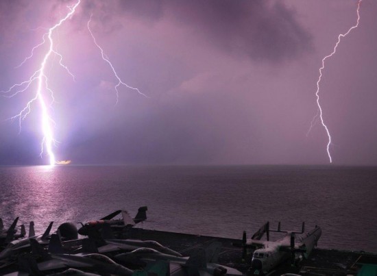 航母甲板上拍摄的双闪电,十分罕见的景象.