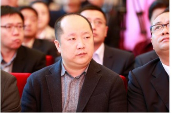 千叶珠宝董事长兼总裁林明杰在敲钟仪式现场