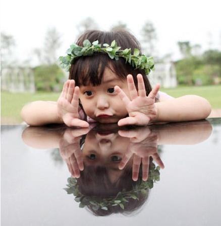 小芈月九连拍曝光嘟嘴吐舌萌化心 高颜值父母基因强大