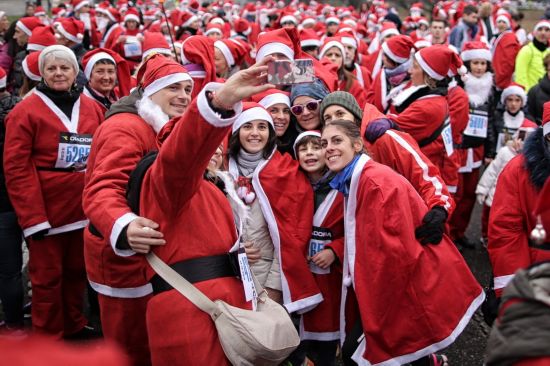 12月13日,在意大利都灵,人们穿著圣诞老人的服饰参加"圣诞老人集会"