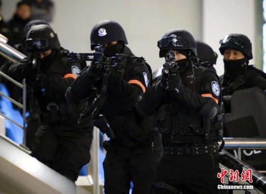 乌鲁木齐特警举行实地实战应急处突演习