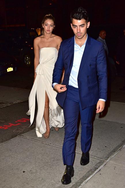 tommy hilfiger白色丝绸礼裙很衬gigi的肤色,更是和男友的宝蓝西服