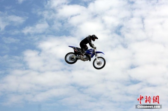奥地利车手martin schenk表演空中绝技. 中新社记者 洪少葵 摄