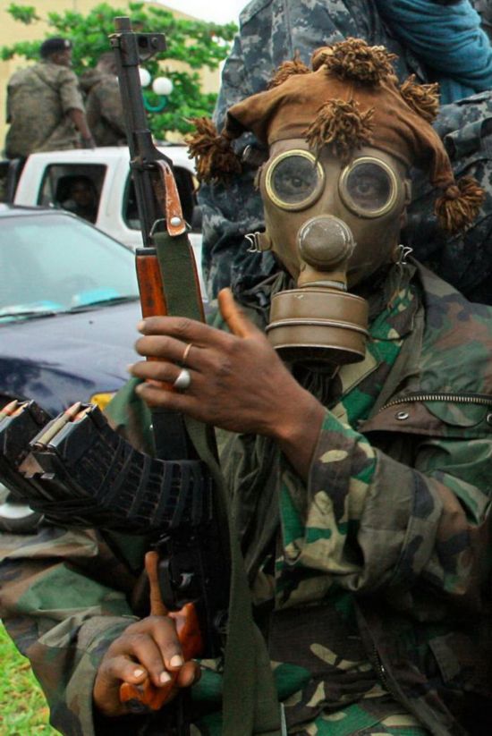 非洲style:黑人兄弟把战场变成秀场(组图)