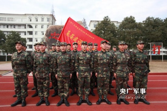 火箭军夜间发射训练 场面似科幻大片(图)