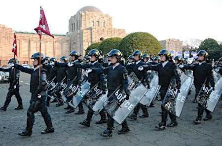 东京警视厅开展年初出动训练数千人受检阅