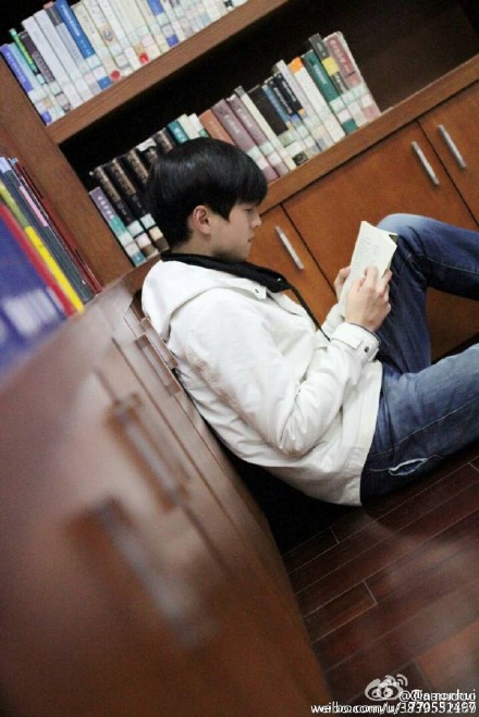 南大校草亮相《一站到底》 侧脸帅气逼人神似胡歌