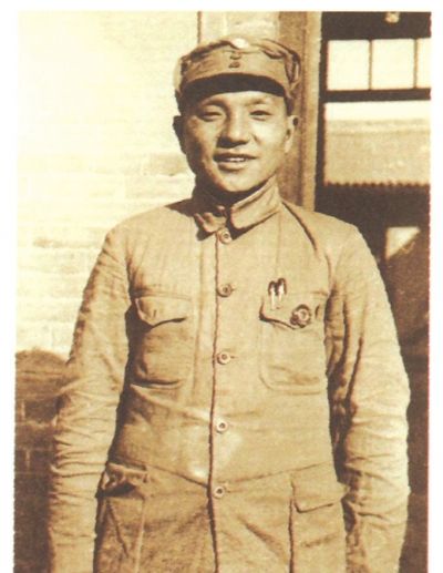 1937年任八路军政治部副主任的邓小平