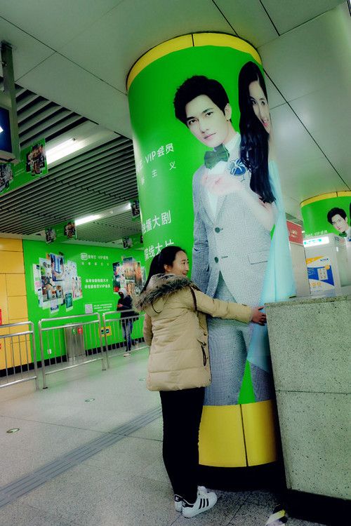 杨洋"现身"地铁 粉丝集结合影引"抓羊"狂潮--文旅·体育--人民网