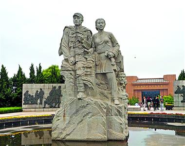 馆前广场上的郭建光和阿庆嫂塑像 线云强 摄影前 言"朝霞映在阳澄湖上