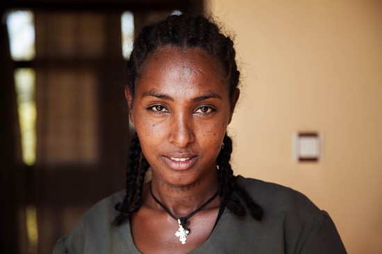 罗马尼亚摄影师的"美人地图集" 领略世界各地美女风采(组图)