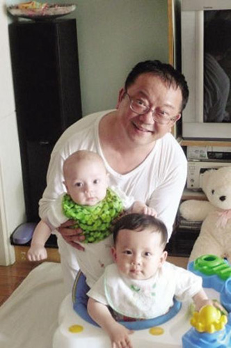 68岁王刚一家三口现身 8岁儿子机灵可爱酷似老爸