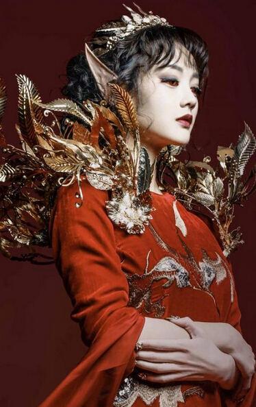 于正转发此微博,并解释称:"剧中瑾妃从贵妃到太妃,太妃戏多,发微博时