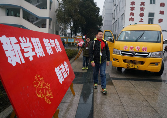 小学开学第一天,在扬州市江都区,学生们乘坐电动校车抵达邵伯中心小学