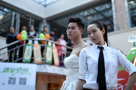 太原速配男女反串婚纱走秀 男士显妩媚无奈