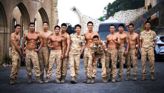 《太阳的后裔》肌肉美颜宋仲基 苏了粉丝少女心