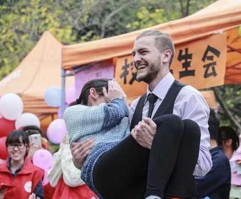 女大学生竞拍男生 挂横幅庆祝女生节(组图)