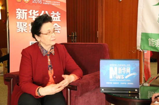 全国政协委员伊丽苏娅:整合各方资源 落实精准扶贫政策