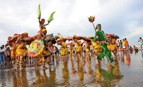 东方一绝——湛江"人龙舞" 袁增伟 摄