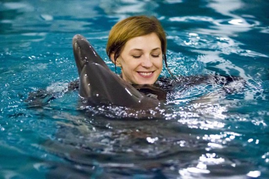 克里米亚美女检察官与海豚互动显少女心