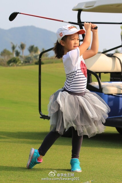 刘涛女儿五官清秀酷似妈妈 儿子舔冰淇淋镜头感十足