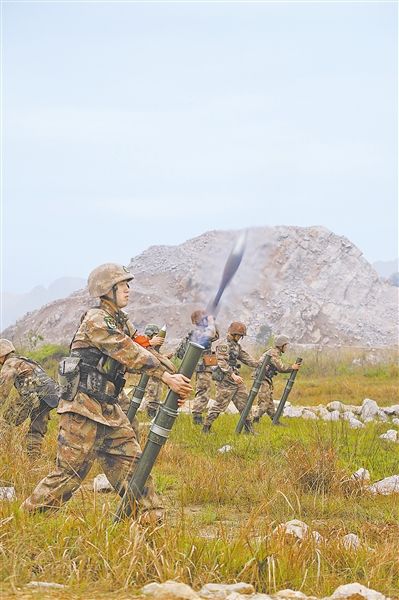 武警全副武装进行魔鬼周训练打造特战精英