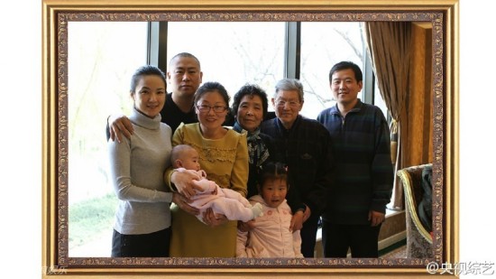 基因超强大!黄晓明妈妈年轻时长相不输baby 当红明星与妈妈合影大曝光