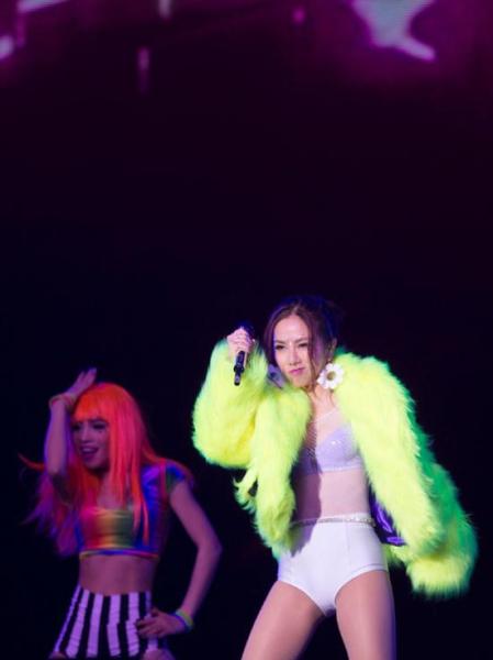 邓紫棋渔网袜性感造型被吐槽回应:我喜欢