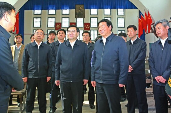 图为他们在延川县文安驿镇梁家河村与村民亲切交谈. 记者宋红梅摄