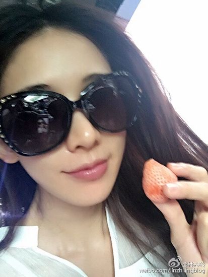 林志玲晒美照手拿草莓 网友:我要当那颗草莓(图)