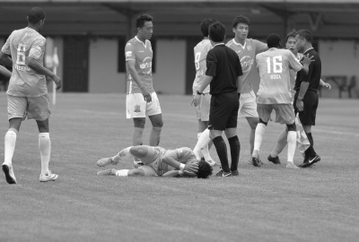 新疆队15号球员阿卜杜力艾则孜被柯钊铲翻在地.图/osports