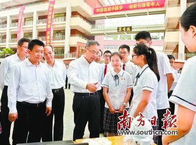 罗文清 摄4日,省委书记胡春华赴广东实验中学调研并参加青年节有关