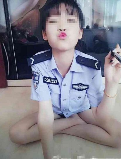 发警服不雅照被辞 下身穿短裤姿势挑逗(组图)