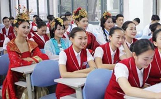 空乘招聘_2019年秋季空乘最新招聘(3)