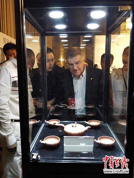 巴赫观摩中国传统艺术 获赠国画和紫砂壶