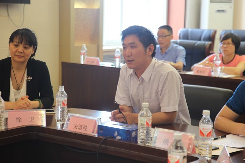 示范基地顾问戴俭明(左四),主任肖建国(左一),执行主任宋道胜(左六)