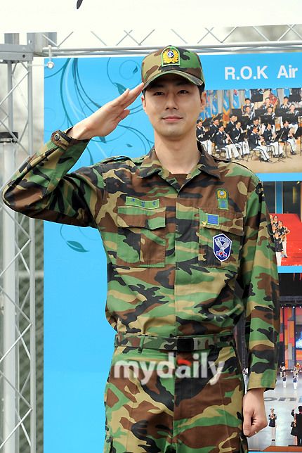 曾经与乔妹合作过《那年冬天风在吹》的赵寅成,穿上军装也是帅帅. .