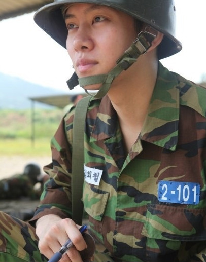 super junior金希澈,入伍的他也展示了自己罕见的平头造型.