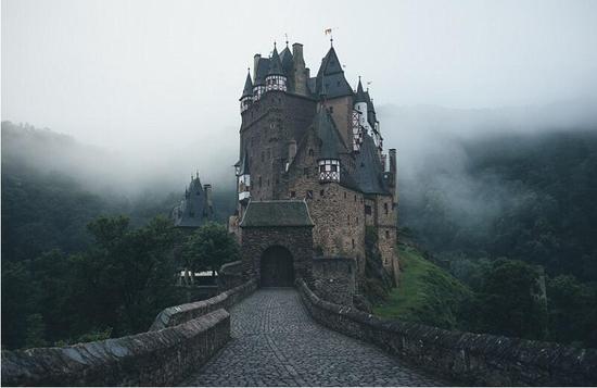 图为德国哥特式风格的埃尔茨城堡.