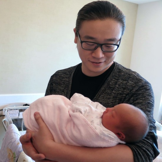 黄百鸣喜当爷爷 小孙女正面照首曝光(图)