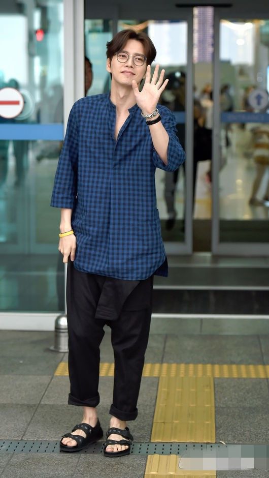 exo朴海镇 韩国男星都爱九分裤【组图】   韩国男星街拍中穿着最常见