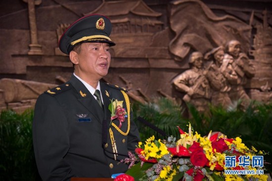 8月1日,解放军驻澳门部队司令员王文少将在招待会上致辞.