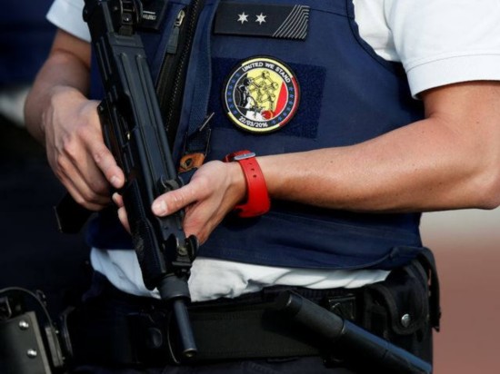 8月6日,沙勒罗瓦,比利时警察在警察局外加强了警戒.
