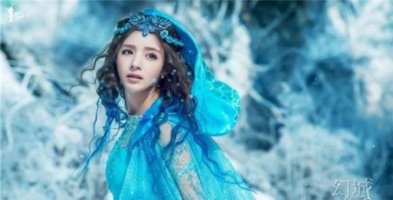 更是以精湛的演技令人惊叹,剧中扮演拥有纯正血统的人鱼国公主,岚裳天