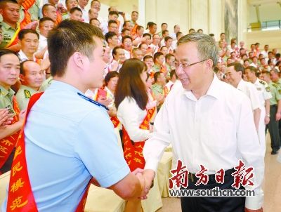 肖雄 罗文清 摄