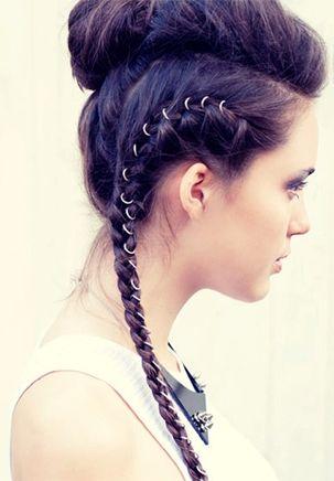 下面的编法,也是三股辫的方法,只不过在编的过程中把旁边的头发编进去