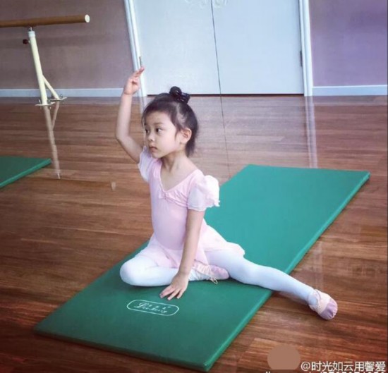 李小璐晒甜馨练芭蕾近照 趴在地下轻松一字马