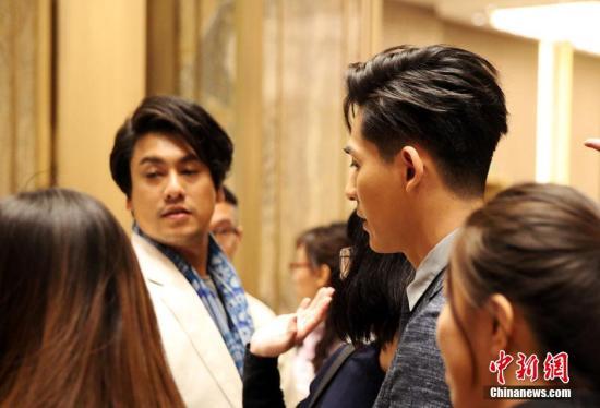 资料图:朱孝天(左)和周渝民在后台相遇 中新社记者 熊然 摄