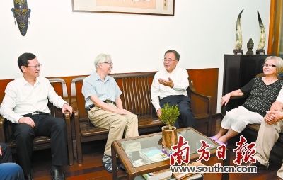 罗文清 王辉 摄今年9月10日是我国第32个教师节.